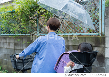 騎自行車時後座載著小學生是違反交通規則的。 138727581