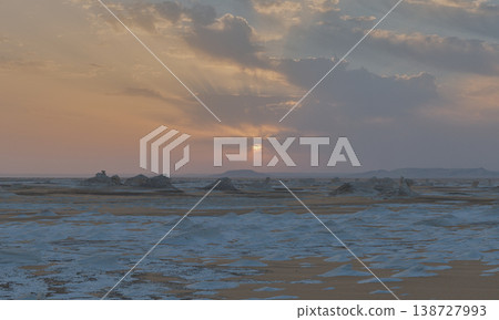 夕陽西下,白茫茫的沙漠籠罩在一片靜謐之中,宛如仙境一般。 夕陽西下,白茫茫的沙漠籠罩在一片靜謐之中,宛如仙境一般。 138727993
