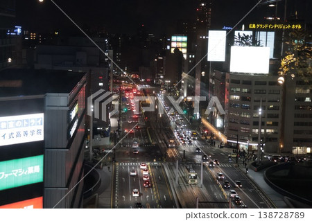 從廣島車站大樓大樓頂頂眺望廣島車站的夜景 138728789