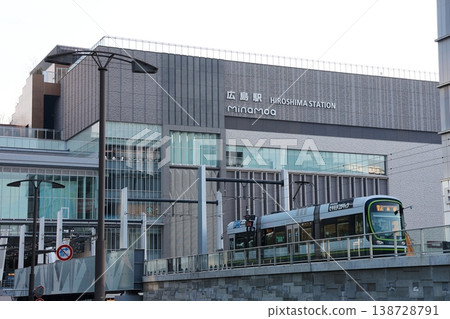 一輛廣島電鐵電車從廣島車站出發。 一輛廣島電鐵電車從廣島車站出發。 138728791