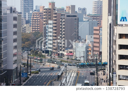 從廣島車站大樓的屋頂眺望廣島車站前的城市景色。 從廣島車站大樓的屋頂眺望廣島車站前的城市景色。 138728793