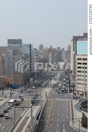 從廣島車站大樓的屋頂眺望廣島車站前的城市景色。 從廣島車站大樓的屋頂眺望廣島車站前的城市景色。 138728795