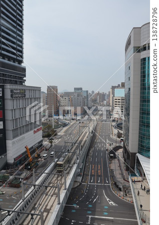 從廣島車站大樓的屋頂眺望廣島車站前的城市景色。 從廣島車站大樓的屋頂眺望廣島車站前的城市景色。 138728796