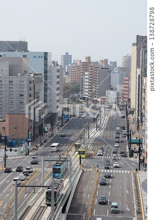 從廣島車站大樓的屋頂眺望廣島車站前的城市景色。 138728798