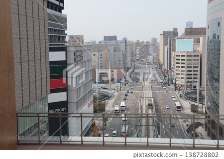 從廣島車站大樓的屋頂眺望廣島車站前的城市景色。 從廣島車站大樓的屋頂眺望廣島車站前的城市景色。 138728802