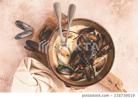 Mussels in creamy garlic sauce, served with fresh herbs and spices, homemade, no people, 138730019
