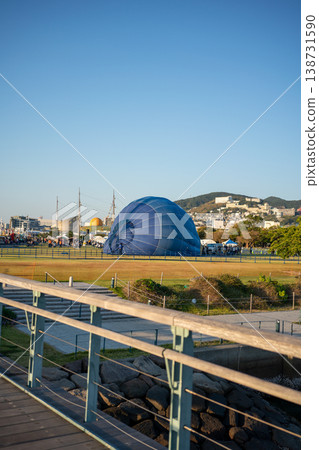Preparations for the hot air balloon event under the blue sky. 138731590