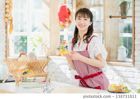 Young woman cooking in the kitchen 138731811
