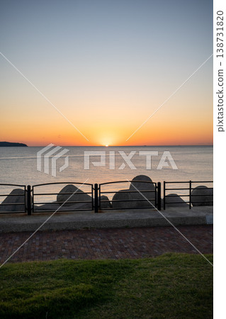 Sunrise over the horizon and the seawall 138731820