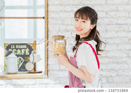 Young woman cooking pasta dishes in the kitchen Young woman cooking pasta dishes in the kitchen 138731869