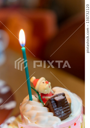 Santa and candle mini cakes 138732120