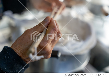 hands while cooking hands while cooking 138732158