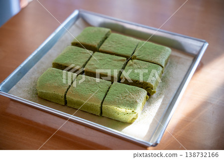 新鮮出爐的抹茶方形蛋糕 新鮮出爐的抹茶方形蛋糕 138732166
