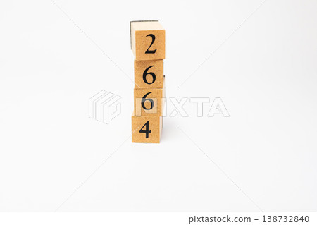 用木塊表示的四位數；一個簡單的數位影像資源。 138732840