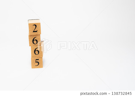 用木塊表示的四位數；一個簡單的數位影像資源。 138732845