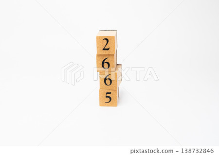 用木塊表示的四位數；一個簡單的數位影像資源。 138732846