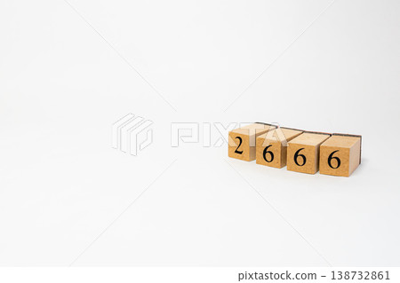 用木塊表示的四位數；一個簡單的數位影像資源。 138732861