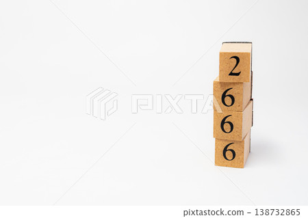 用木塊表示的四位數；一個簡單的數位影像資源。 138732865