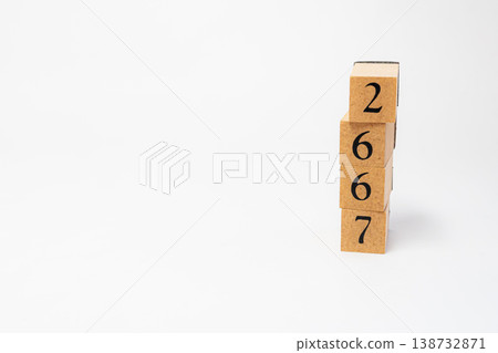 用木塊表示的四位數；一個簡單的數位影像資源。 138732871