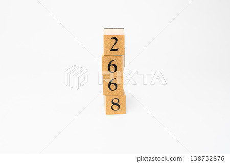 用木塊表示的四位數；一個簡單的數位影像資源。 138732876