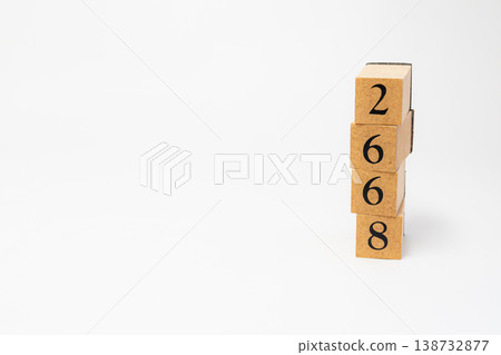 用木塊表示的四位數；一個簡單的數位影像資源。 138732877