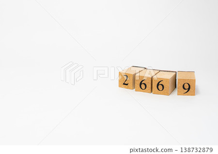 用木塊表示的四位數；一個簡單的數位影像資源。 138732879