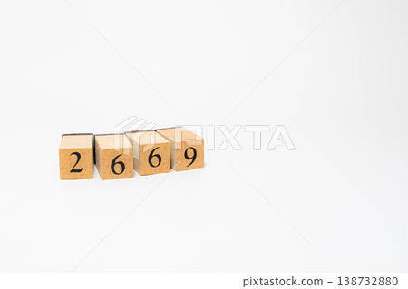 用木塊表示的四位數；一個簡單的數位影像資源。 138732880