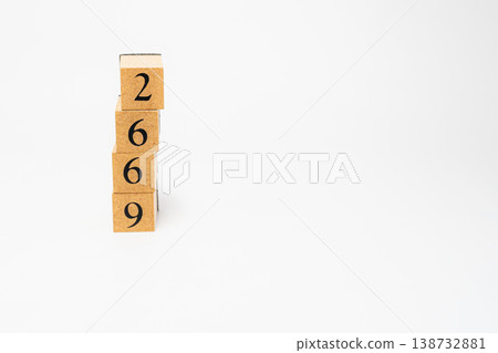用木塊表示的四位數；一個簡單的數位影像資源。 138732881