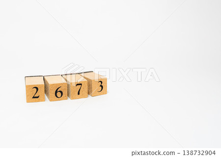 用木塊表示的四位數；一個簡單的數位影像資源。 138732904