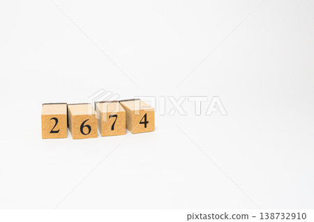 用木塊表示的四位數；一個簡單的數位影像資源。 138732910