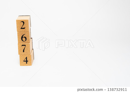 用木塊表示的四位數；一個簡單的數位影像資源。 138732911