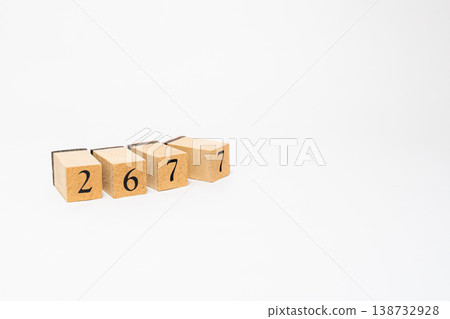 用木塊表示的四位數;一個簡單的數位影像資源。 用木塊表示的四位數;一個簡單的數位影像資源。 138732928