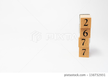 用木塊表示的四位數；一個簡單的數位影像資源。 138732931