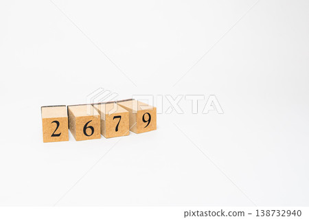 用木塊表示的四位數；一個簡單的數位影像資源。 138732940