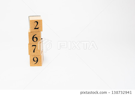 用木塊表示的四位數；一個簡單的數位影像資源。 138732941