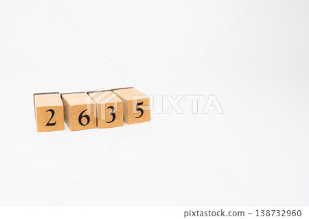 用木塊表示的四位數；一個簡單的數位影像資源。 138732960
