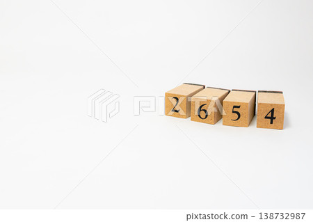 用木塊表示的四位數;一個簡單的數位影像資源。 用木塊表示的四位數;一個簡單的數位影像資源。 138732987