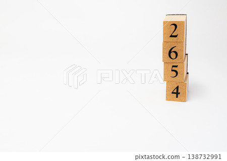 用木塊表示的四位數；一個簡單的數位影像資源。 138732991