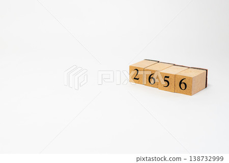 用木塊表示的四位數；一個簡單的數位影像資源。 138732999