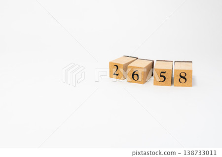 用木塊表示的四位數；一個簡單的數位影像資源。 138733011