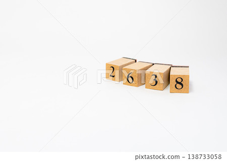 用木塊表示的四位數；一個簡單的數位影像資源。 138733058