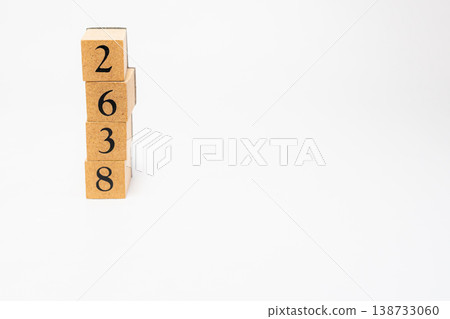 用木塊表示的四位數；一個簡單的數位影像資源。 138733060