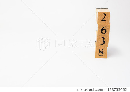用木塊表示的四位數；一個簡單的數位影像資源。 138733062