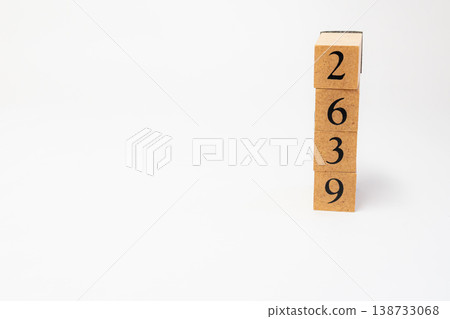 用木塊表示的四位數；一個簡單的數位影像資源。 138733068
