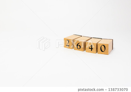 用木塊表示的四位數；一個簡單的數位影像資源。 138733070