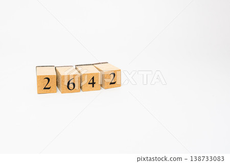 用木塊表示的四位數；一個簡單的數位影像資源。 138733083