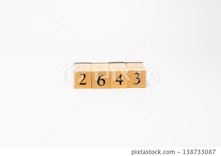 用木塊表示的四位數；一個簡單的數位影像資源。 138733087