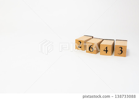 用木塊表示的四位數;一個簡單的數位影像資源。 用木塊表示的四位數;一個簡單的數位影像資源。 138733088