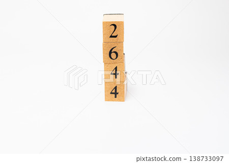 用木塊表示的四位數；一個簡單的數位影像資源。 138733097