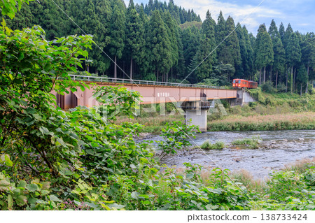 一列越海北部線的柴油動車組駛出寂靜的針葉林，跨越了飛羽川。 138733424